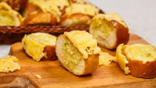 Чесночные гренки с сыром