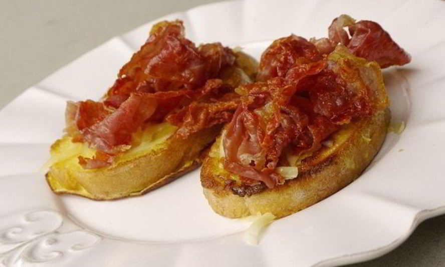 Рецепт французских гренков с прошутто и салатом из руколы