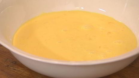 французские гренки с прошутто и салатом из руколы