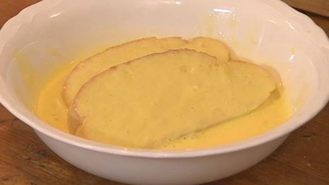 французские гренки с прошутто и салатом из руколы