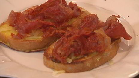 французские гренки с прошутто и салатом из руколы