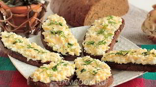 Гренки из черного хлеба с сыром и яйцом