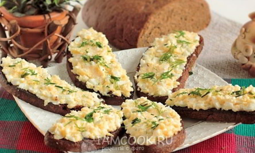 Рецепт гренков из черного хлеба с сыром и яйцом