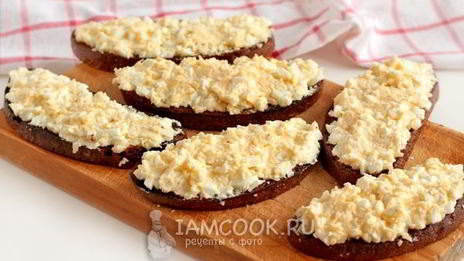 гренки из черного хлеба с сыром и яйцом