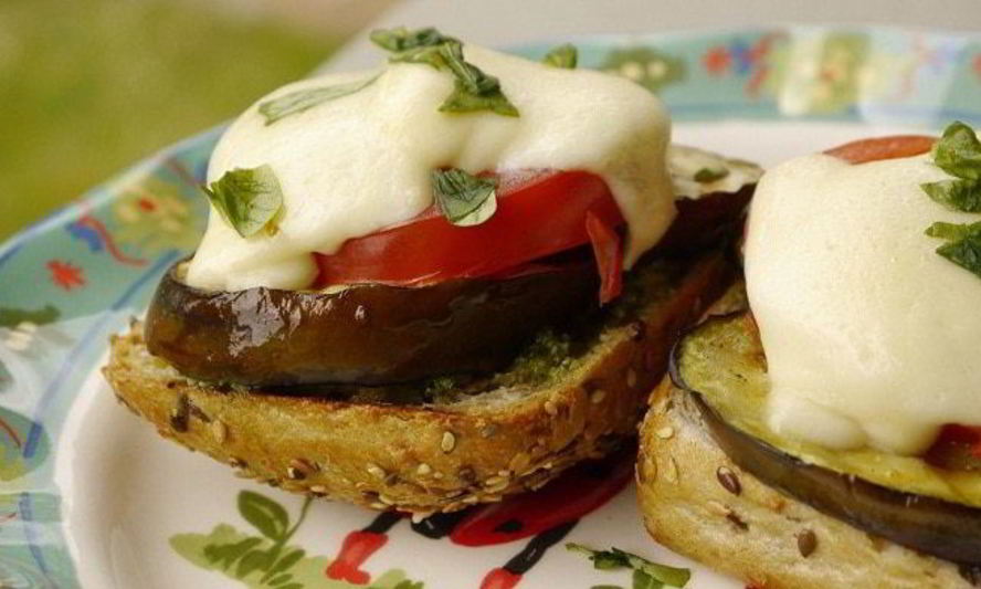 Рецепт гренков с баклажанами и моцареллой