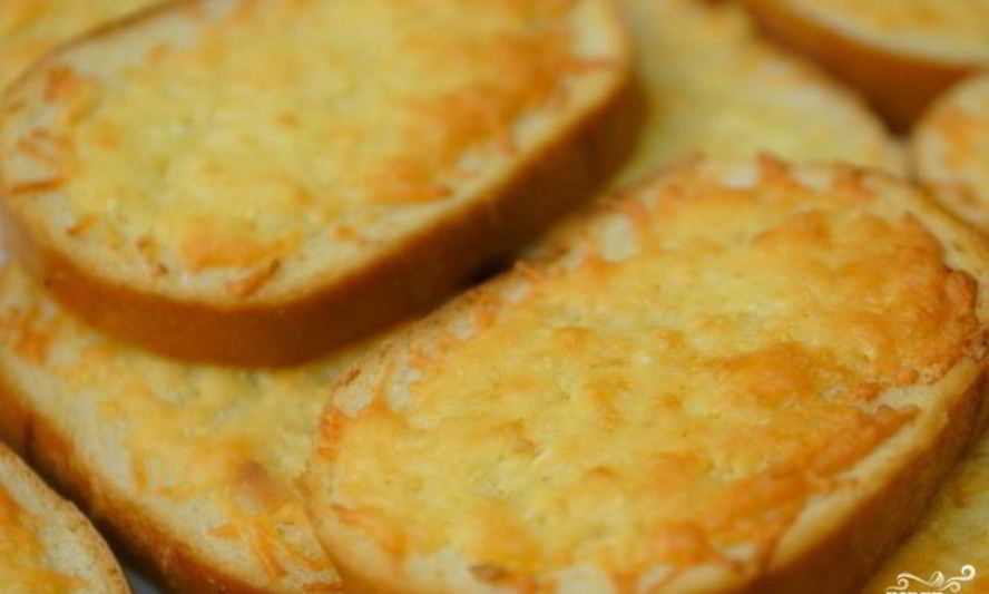 Рецепт гренков с чесноком и сыром в духовке