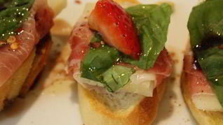 Гренки с хамоном и клубникой