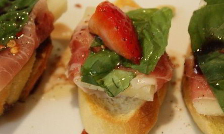 Рецепт гренков с хамоном и клубникой