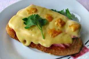 Гренки с колбасой и сыром