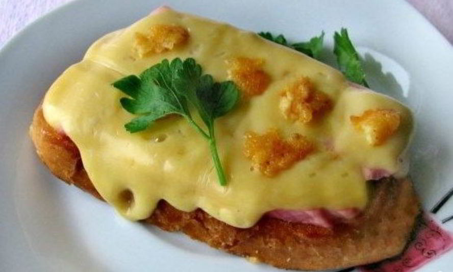 Рецепт гренков с колбасой и сыром