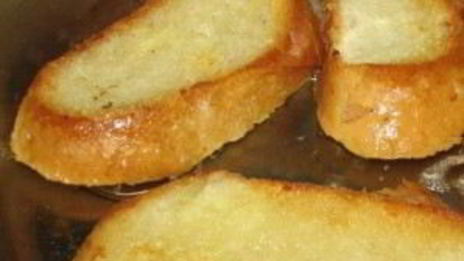 гренки с колбасой и сыром