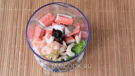 гренки с крабово-креветочной пастой