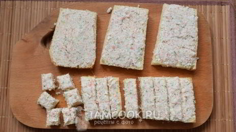 гренки с крабово-креветочной пастой