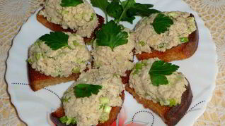 Гренки с курицей и чесноком