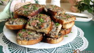 Гренки с мясным фаршем и шампиньонами