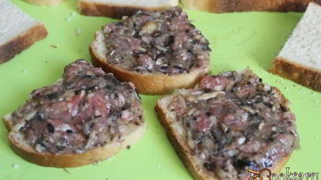 гренки с мясным фаршем и шампиньонами