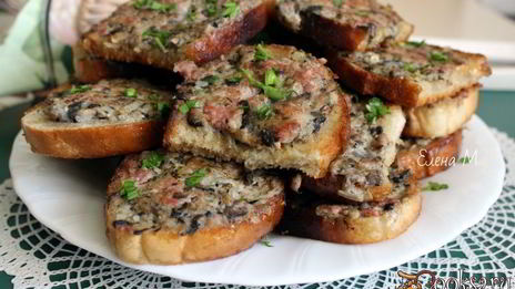 гренки с мясным фаршем и шампиньонами