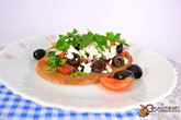 Гренки с помидорами, оливками и фетой