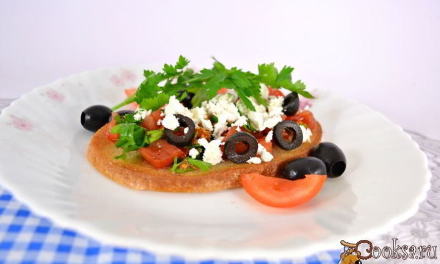 Рецепт гренков с помидорами, оливками и фетой