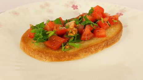 гренки с помидорами, оливками и фетой