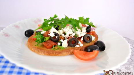 гренки с помидорами, оливками и фетой