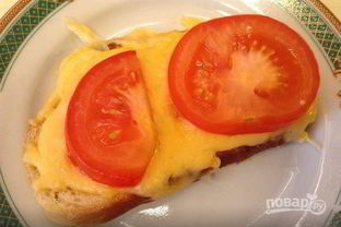Гренки с помидорами, сыром и чесноком
