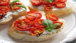 Гренки с запеченными помидорами и сыром