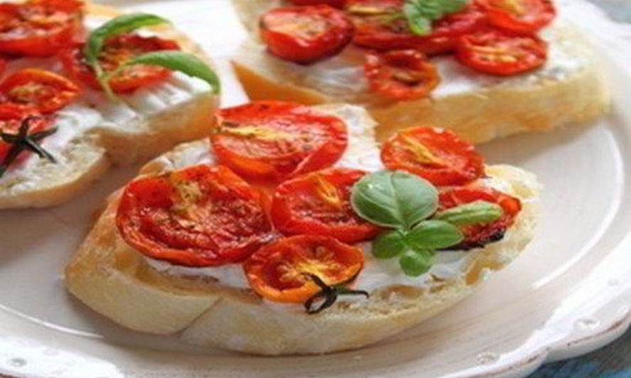 Рецепт гренков с запеченными помидорами и сыром