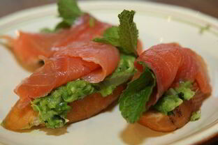 Гренки с зеленым горошком, семгой и мятой