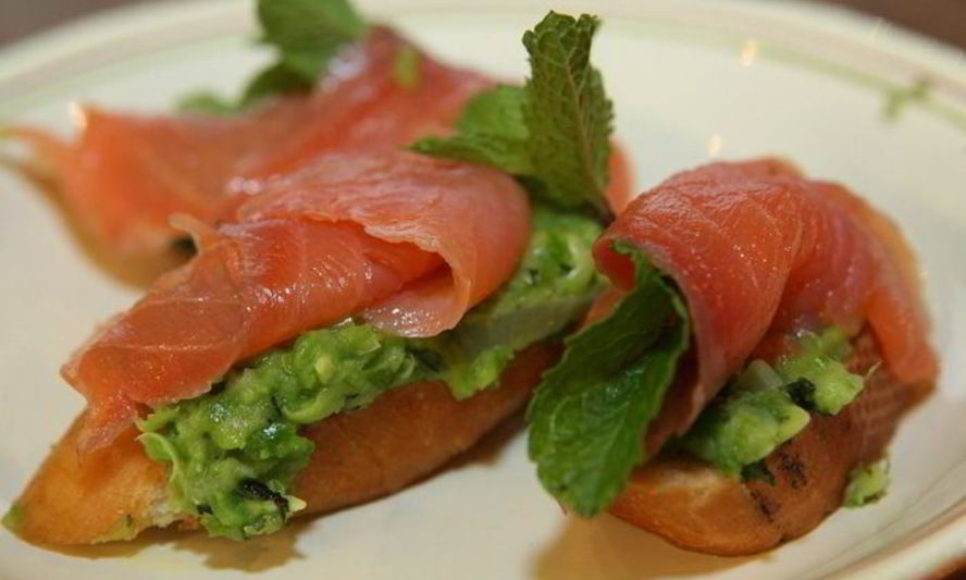 Рецепт гренков с зеленым горошком, семгой и мятой