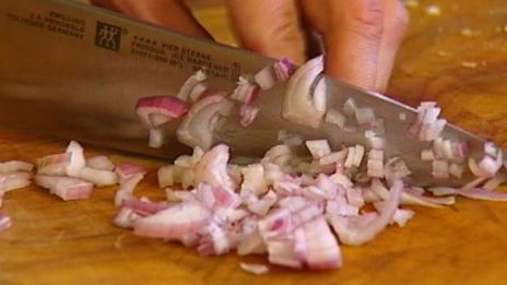 гренки с зеленым горошком, семгой и мятой