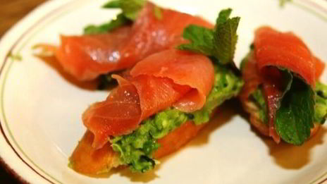 гренки с зеленым горошком, семгой и мятой