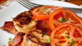 Несладкие гренки с беконом и помидорами