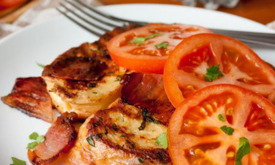 Рецепт несладких гренков с беконом и помидорами