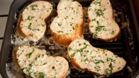 несладкие гренки с беконом и помидорами