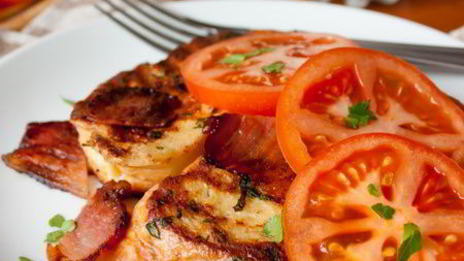 несладкие гренки с беконом и помидорами