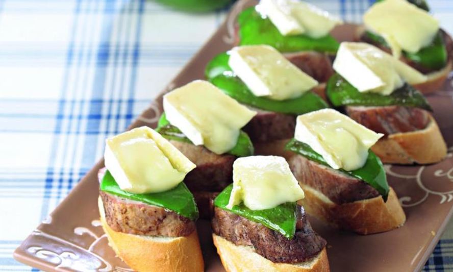 Рецепт горячих канапе из свиной вырезки с сыром бри
