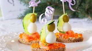 Канапе из форели, молодого сыра и перепелиного яйца