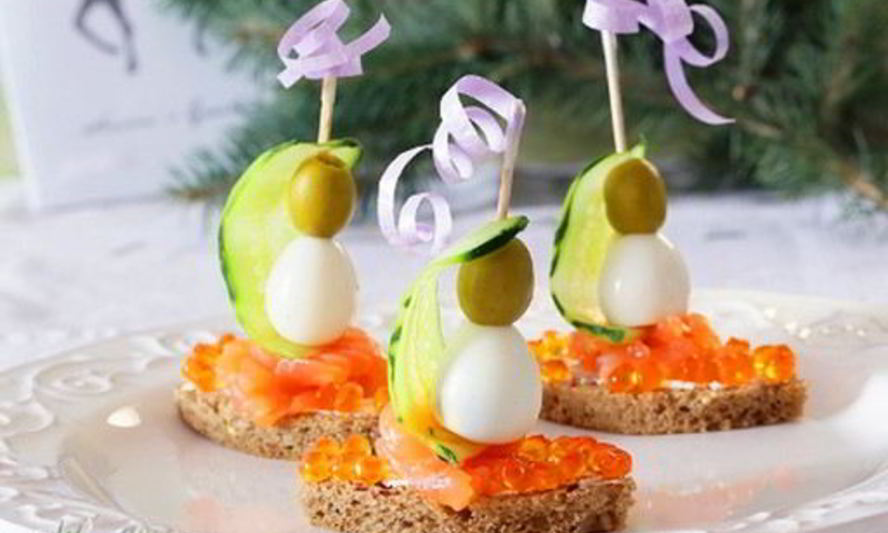 Рецепт канапе из форели, молодого сыра и перепелиного яйца