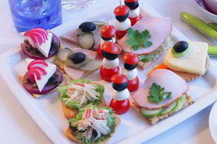 Канапе из моцареллы и помидоров черри