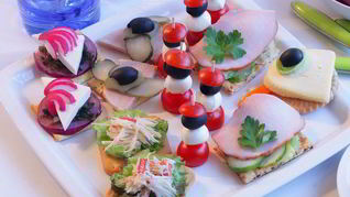 Канапе из моцареллы и помидоров черри