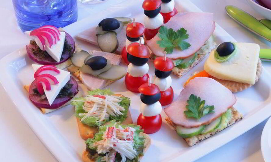 Рецепт канапе из моцареллы и помидоров черри