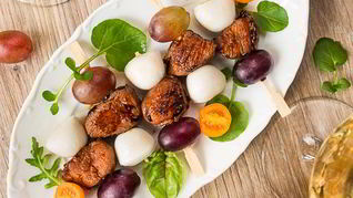 Канапе из острой утки с моцареллой и виноградом