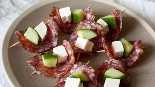 Канапе из салями с фетой и огурцом