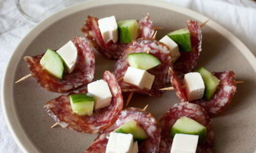 Рецепт канапе из салями с фетой и огурцом