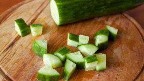 канапе из салями с фетой и огурцом