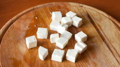 канапе из салями с фетой и огурцом