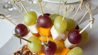 Канапе из сырного ассорти и фруктов