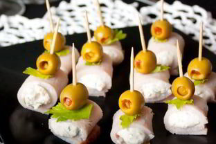 Канапе из ветчины с сырной начинкой