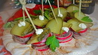 Канапе из языка, редиса и маринованных огурцов